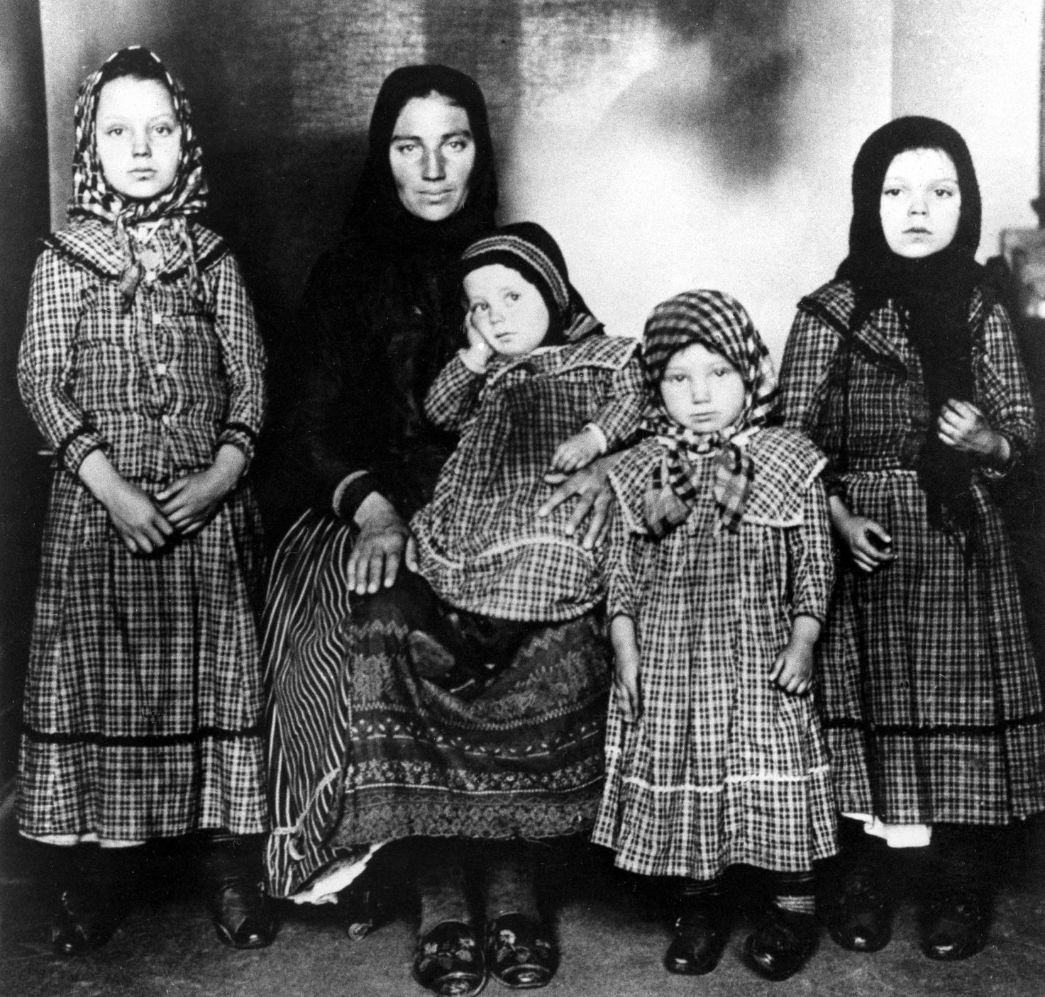 ELLIS ISLAND IMMIGRANTS
